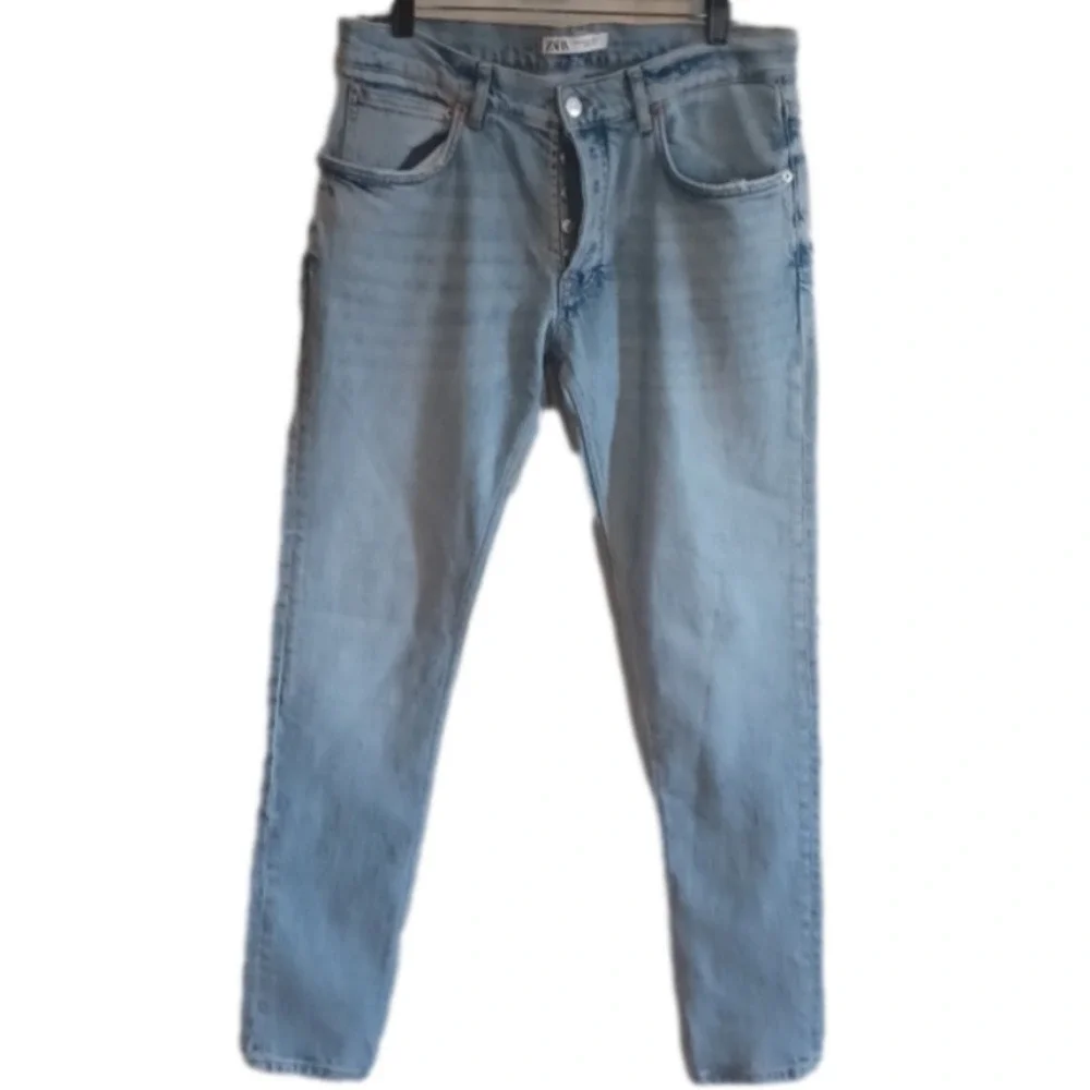 ZARA size 32( 12) lightwash buttonfly denim. Freyed hems. Great for school!! - Picture 1 of 11
